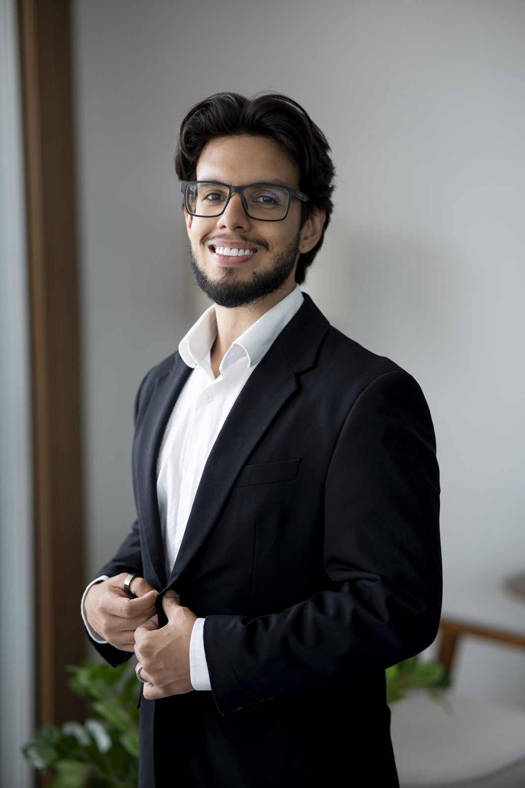 Caio Moreno sorrindo no escritório